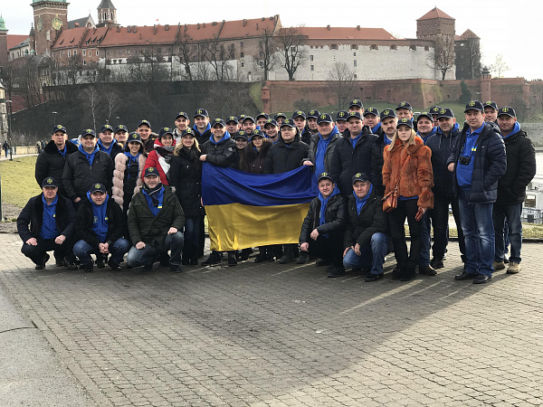 Дружня компанія працівників та клієнтів САЗ на фоні Вавельського замку. Краків, 2018